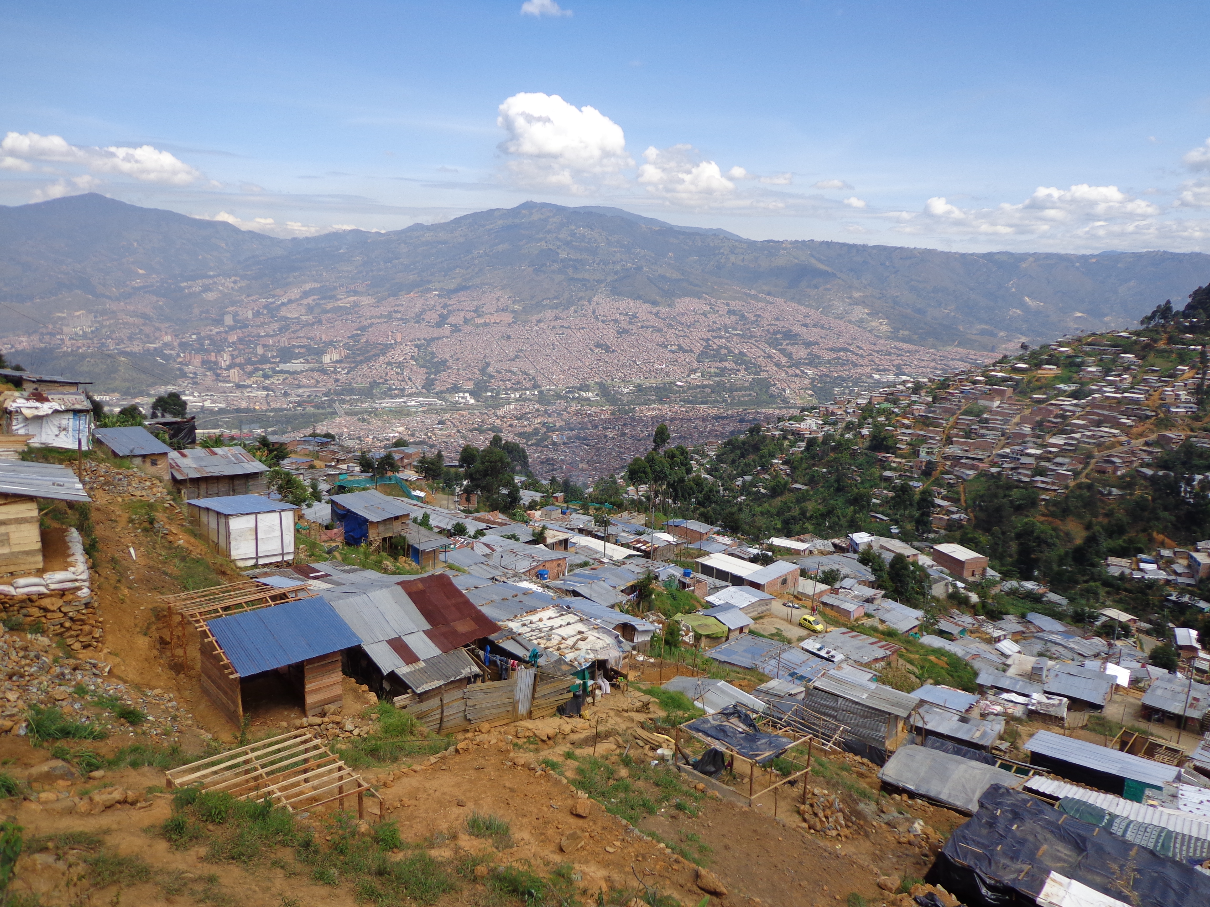 Vista desde el Barrio La Cruz de Medellín en el valle de Aburrá. © Departamento de Arquitectura y Diseño del Paisaje, Universidad Leibniz de Hannover, Christian Wertmann